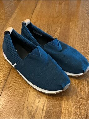 Woman’s Toms navy canvas slip on shoe. Size 10. White outsole. Worn twice! Comfy